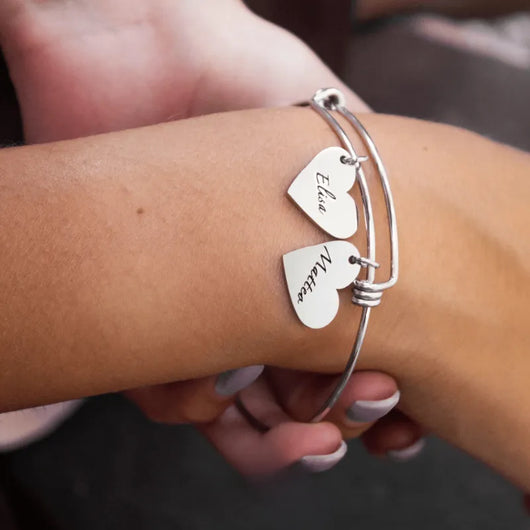 Bracciale personalizzato con cuori incisi con i nomi
