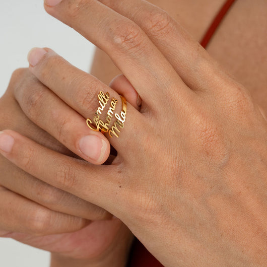 Anello personalizzato Amorea™ con nomi incisi