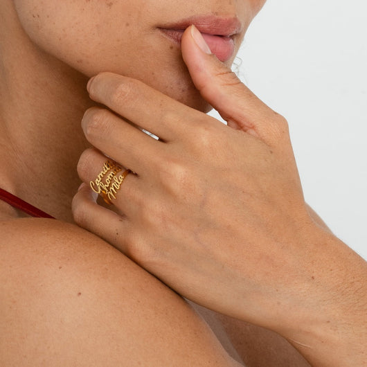 Anello personalizzato Amorea™ con nomi incisi