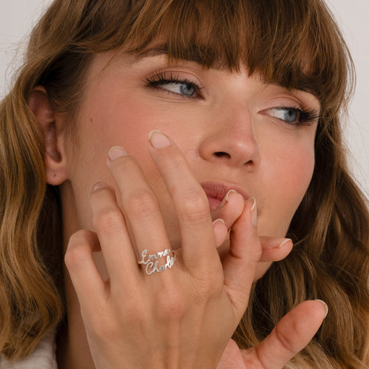 Anello personalizzato Amorea™ con nomi incisi