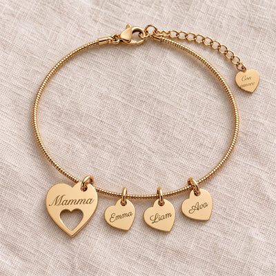 Bracciale dorato a cuori con incisione “Mamma” e i nomi dei figli su lino