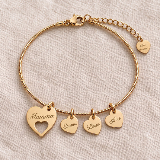 Bracciale dorato a cuori con incisione “Mamma” e i nomi dei figli su lino