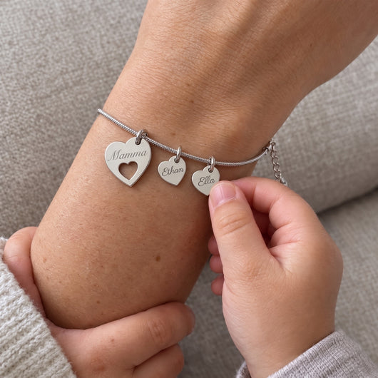 Bracciale argentato per la mamma indossato da una madre che tiene il suo bambino