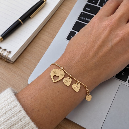 Bracciale dorato per la mamma con ciondoli a cuore indossato al lavoro
