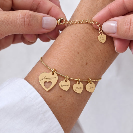 Chiusura del bracciale dorato a cuori con i nomi
